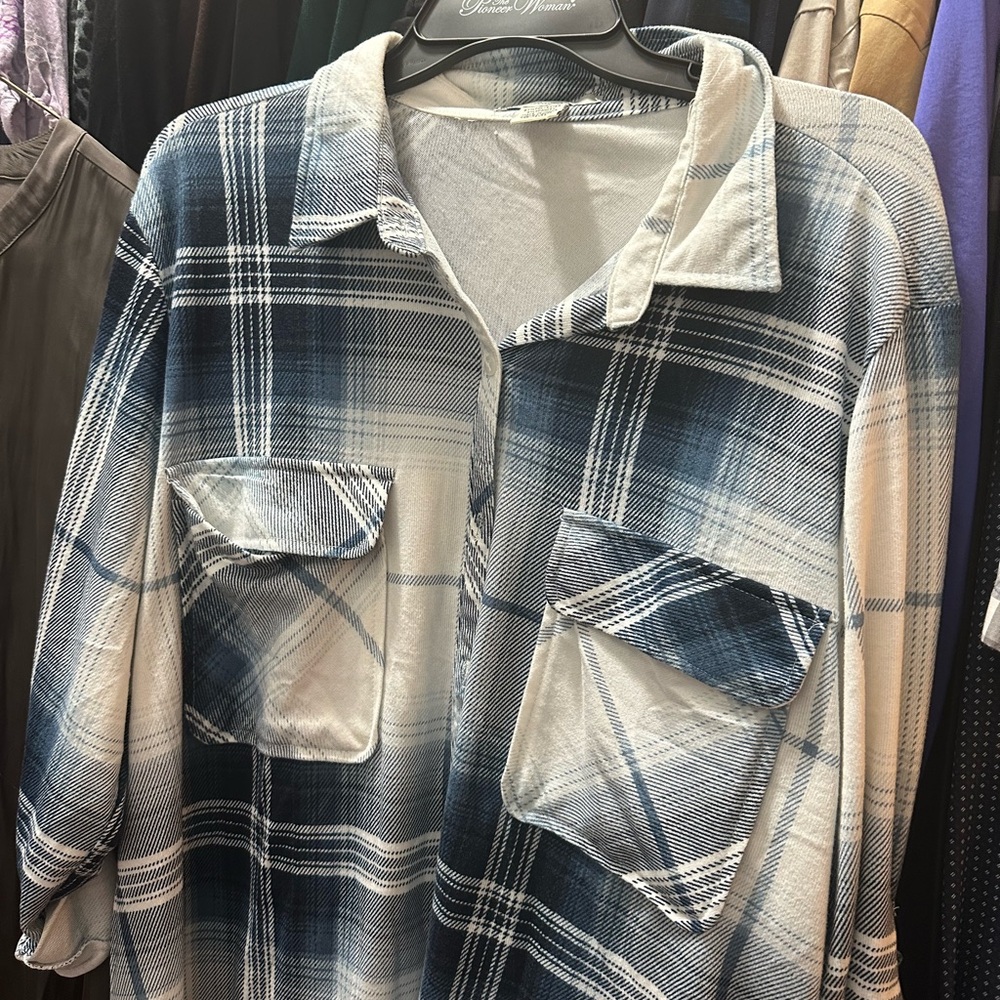 Women’s button up top